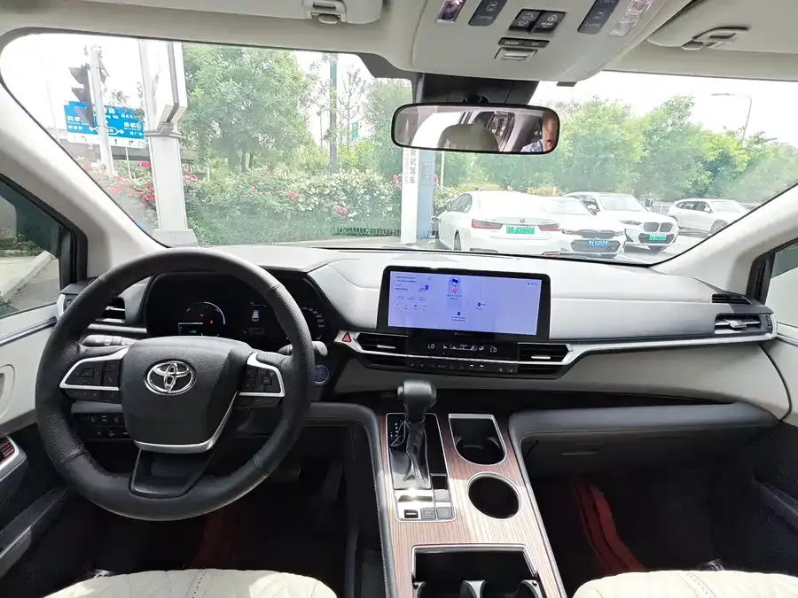Toyota Granvia Grevia 2023 2.5L Hybrid Luxury Edition 2024 — миниатюра 5