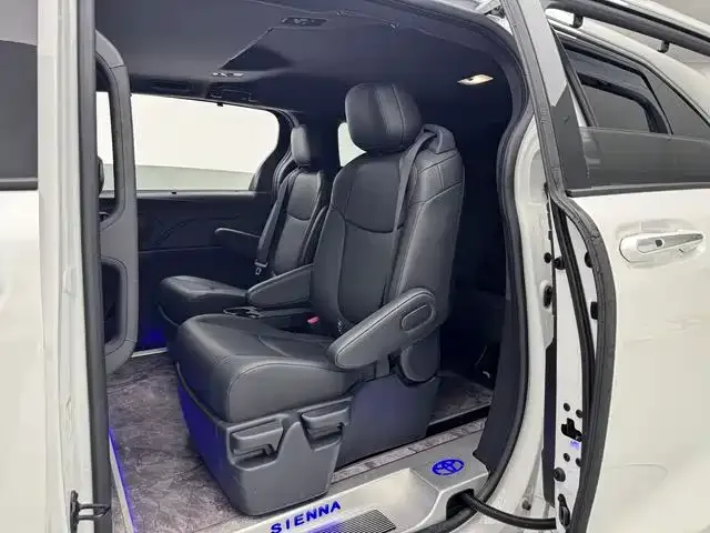 Toyota Sienna SIENNA 2024 2.5L Hybrid 4WD Luxury Edition 2025 — миниатюра 5