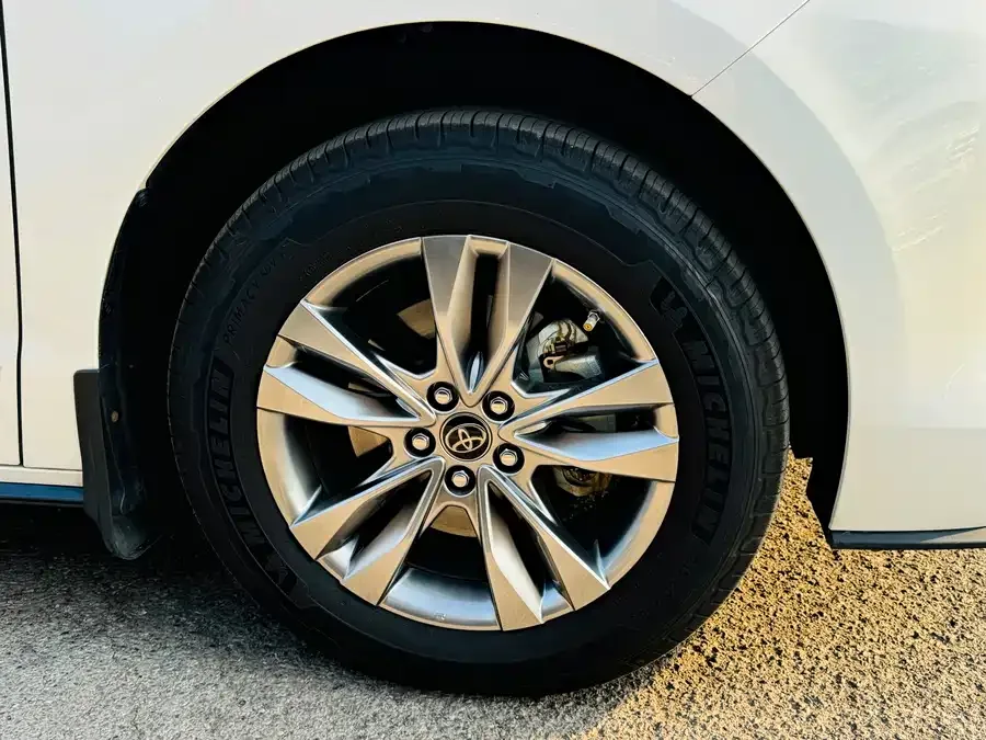 Toyota Sienna SIENNA 2024 2.5L Hybrid 4WD Premium Edition 2025 — миниатюра 3