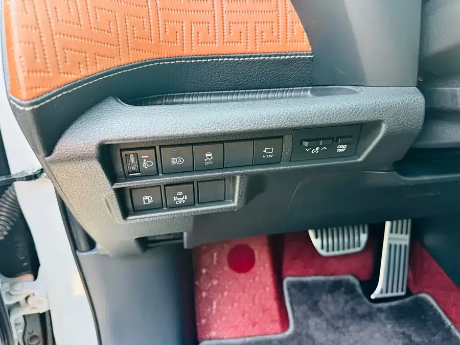 Toyota Sienna SIENNA 2024 2.5L Hybrid 4WD Premium Edition 2025 — миниатюра 4