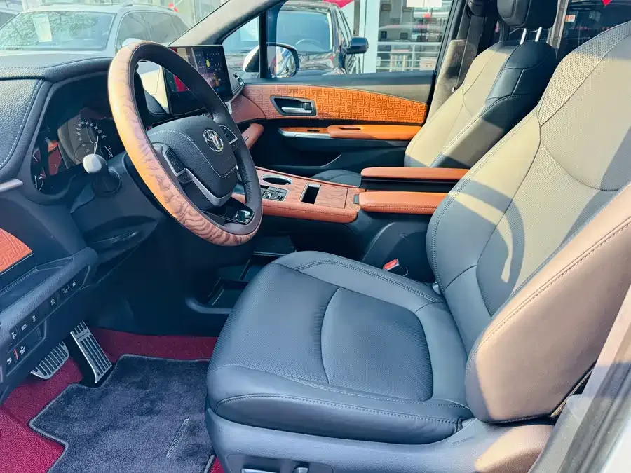 Toyota Sienna SIENNA 2024 2.5L Hybrid 4WD Premium Edition 2025 — миниатюра 5