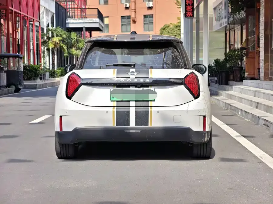 MINI electric COOPER Electric MINI COOPER 2024 456km COOPER E Classic 2024 — миниатюра 2
