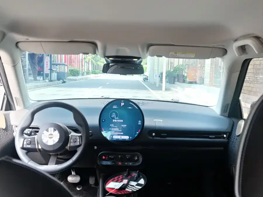 MINI electric COOPER Electric MINI COOPER 2024 456km COOPER E Classic 2024 — миниатюра 3