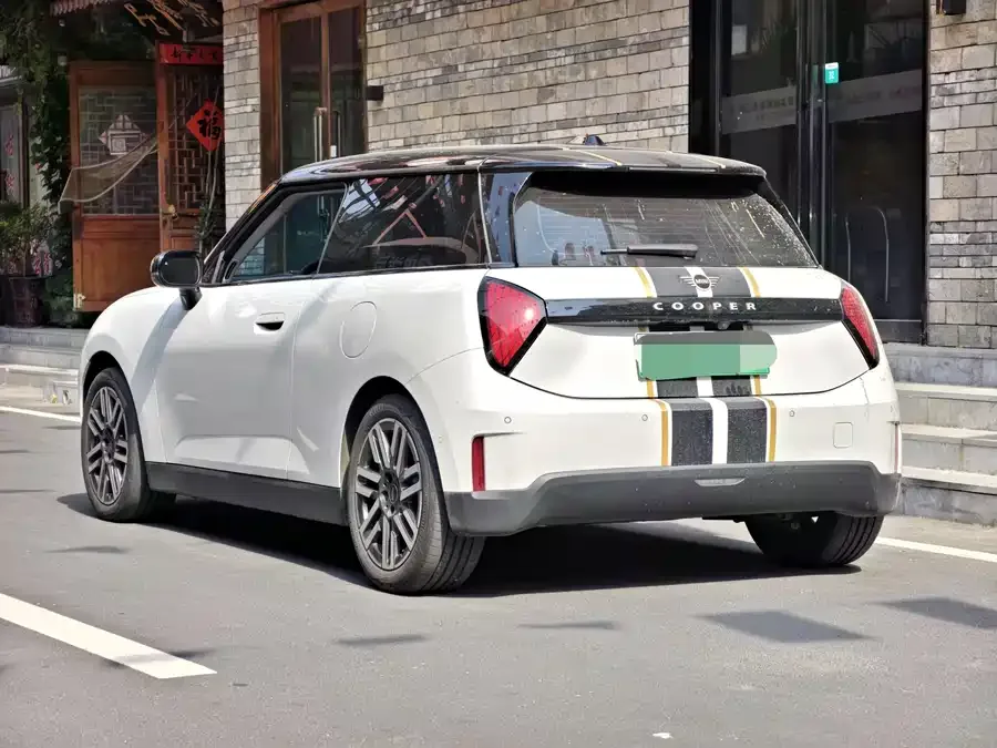 MINI electric COOPER Electric MINI COOPER 2024 456km COOPER E Classic 2024 — миниатюра 4