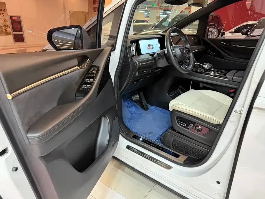 GAC Trumpchi M8 Trumpchi M8 2023 Grandmaster Series Dual Engine Royal Edition 2023 — миниатюра 2