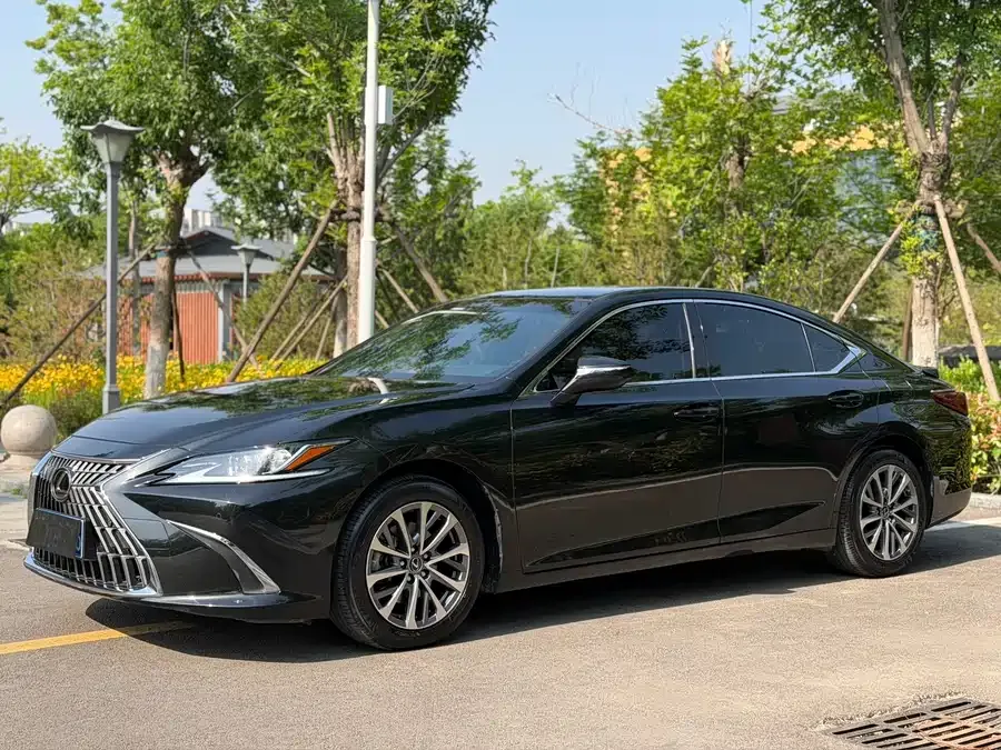 Lexus ES 2024