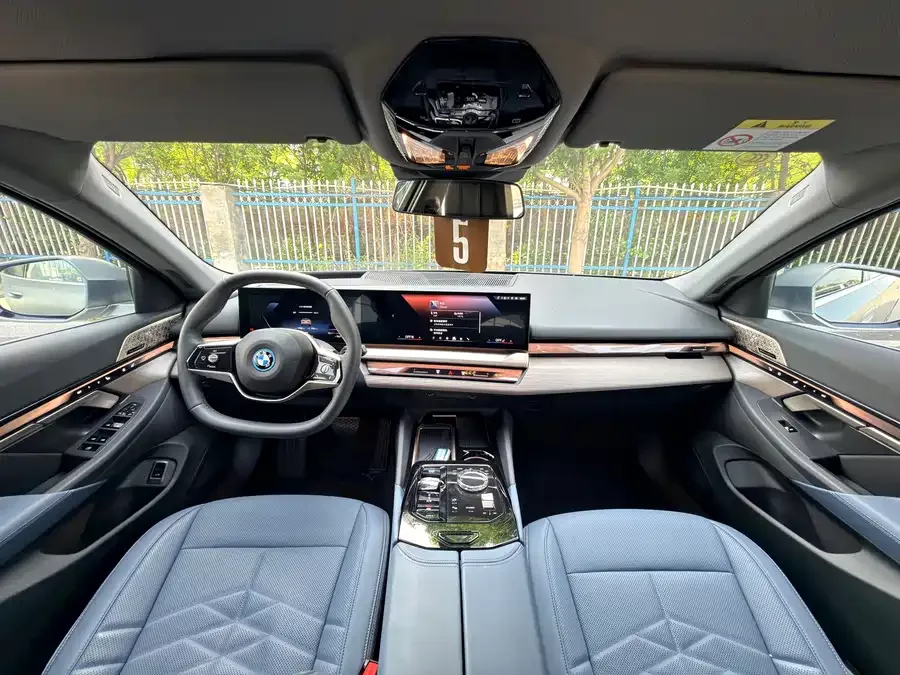 BMW i5 2025 xDrive 50L Luxury Package 2025 — миниатюра 2