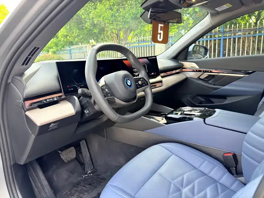 BMW i5 2025 xDrive 50L Luxury Package 2025 — миниатюра 3