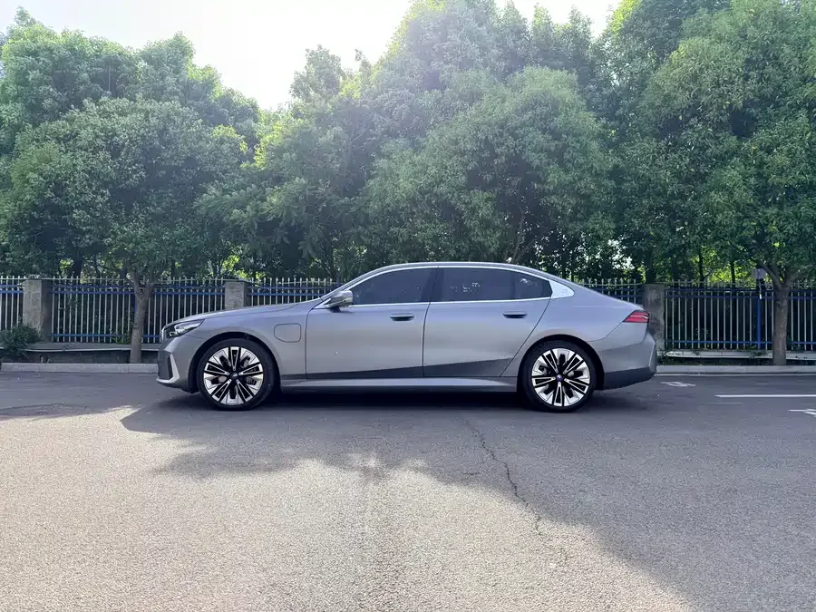 BMW i5 2025 xDrive 50L Luxury Package 2025 — миниатюра 4