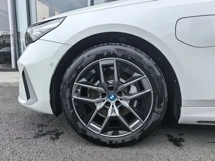 BMW i5 2024 eDrive 35L Premium Luxury Package 2025 — миниатюра 4