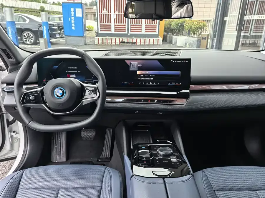 BMW i5 2024 eDrive 35L Premium Luxury Package 2025 — миниатюра 5