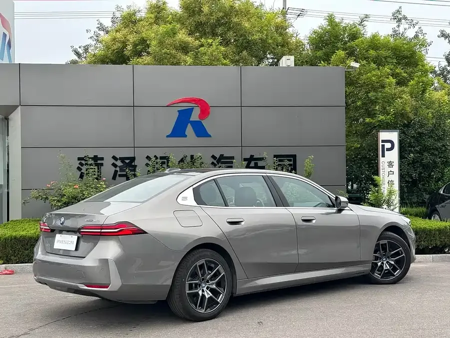 BMW i5 2024 eDrive 35L Luxury Package 2025 — миниатюра 4