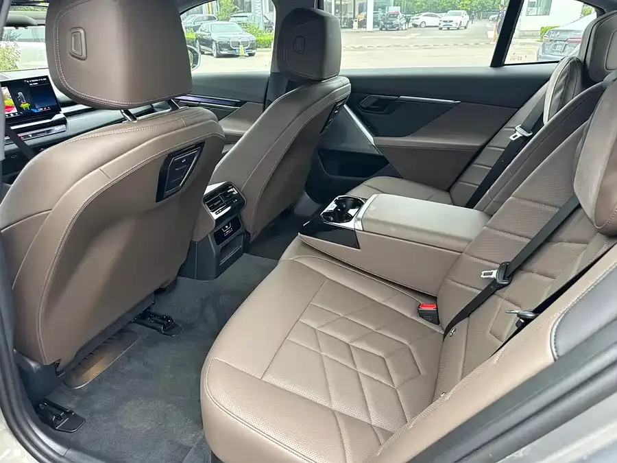 BMW i5 2024 eDrive 35L Luxury Package 2025 — миниатюра 5