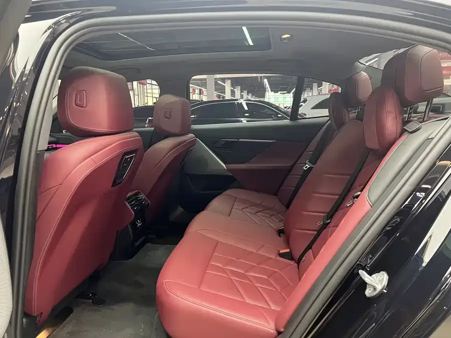 BMW i5 2024 eDrive 35L Luxury Package 2025 — миниатюра 3