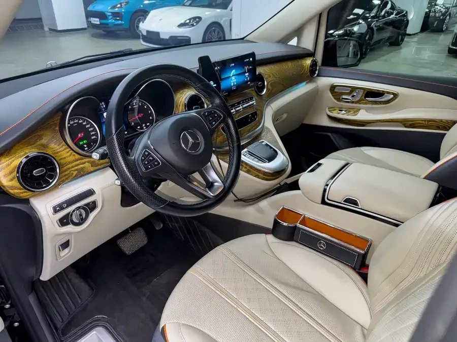 Mercedes-Benz Class V Mercedes-Benz V-Class 2022 V 260 L Long Wheelbase Premium Edition 2023 — миниатюра 2