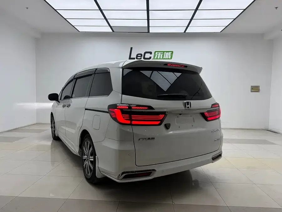 Honda Odyssey 2024 Odyssey 2.0L e:HEV Elite Edition 2025 — миниатюра 2