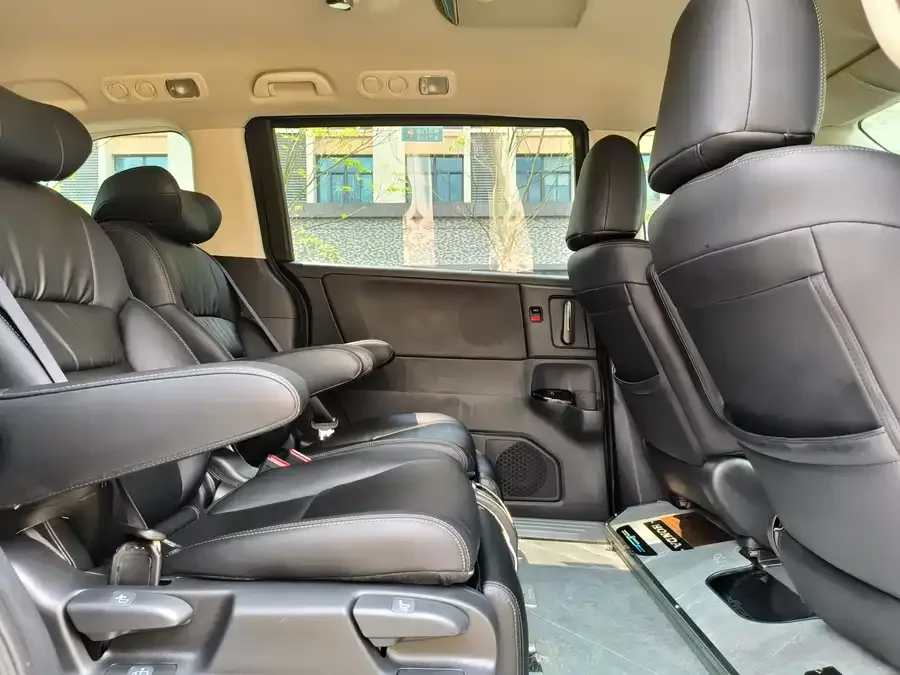 Honda Odyssey 2024 Odyssey 2.0L e:HEV Elite Enjoy Edition 2024 — миниатюра 3