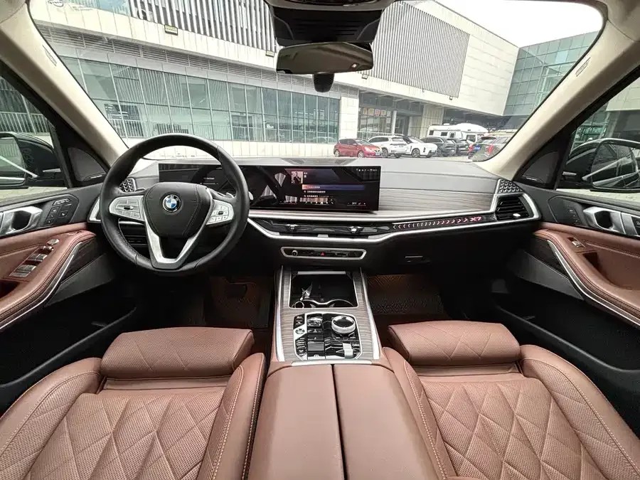BMW X7 2023 xDrive40i Leading Luxury Package 2023 — миниатюра 4