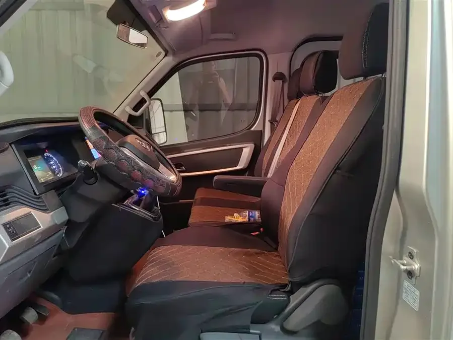 Dongfeng Yufeng Yufeng 2023 V9+ 2.0T manual front-wheel drive multi-functional short-axle low-roof 5/6 seats 2023 — миниатюра 3