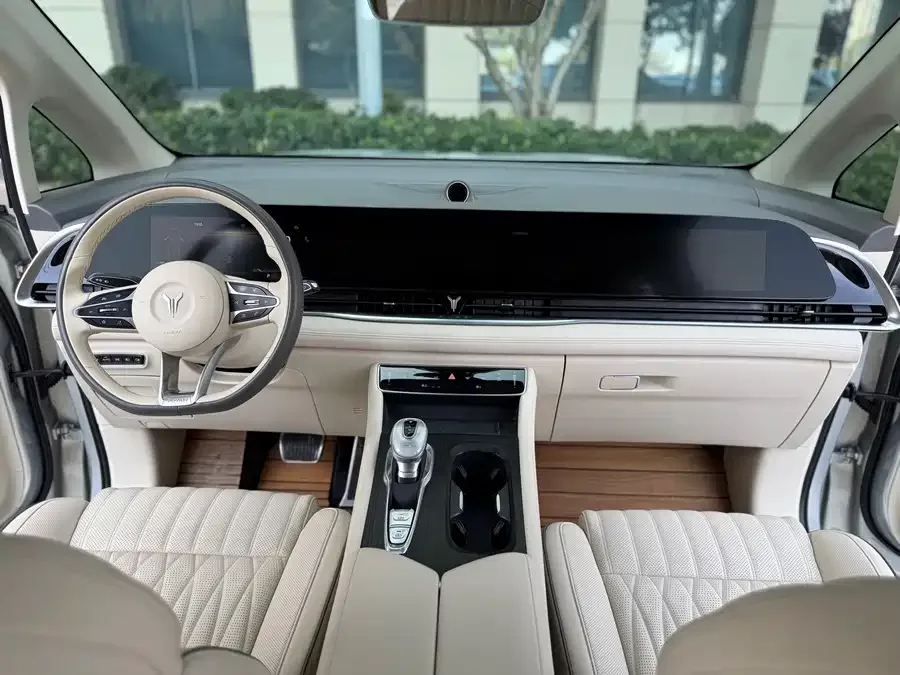 Voyah Lantu Dreamer 2022 Lantu Dreamer 0 Carbon Edition Dream + Smart Package 475km 2022 — миниатюра 2