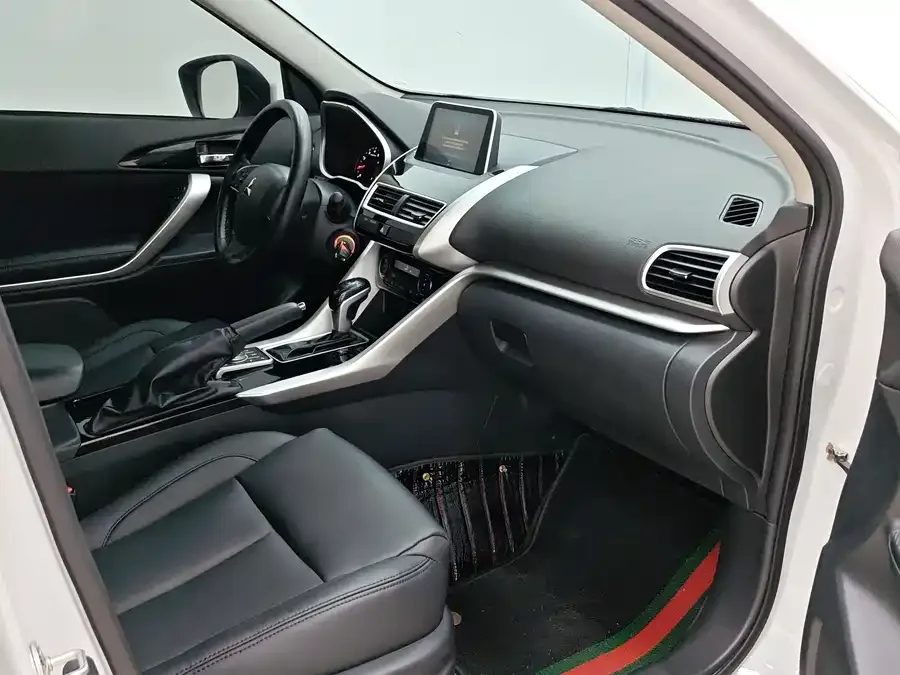 Mitsubishi Yige Yige 2022 1.5T CVT 2WD Fearless Edition 2023 — миниатюра 3