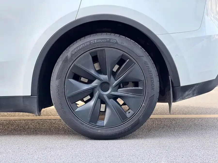 Tesla Model Y Model Y 2023 long-range all-wheel drive version 2024 — миниатюра 2