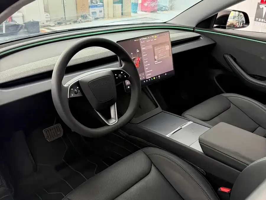 Tesla Model 3 Model 3 2025 rear-wheel drive version 2025 — миниатюра 5