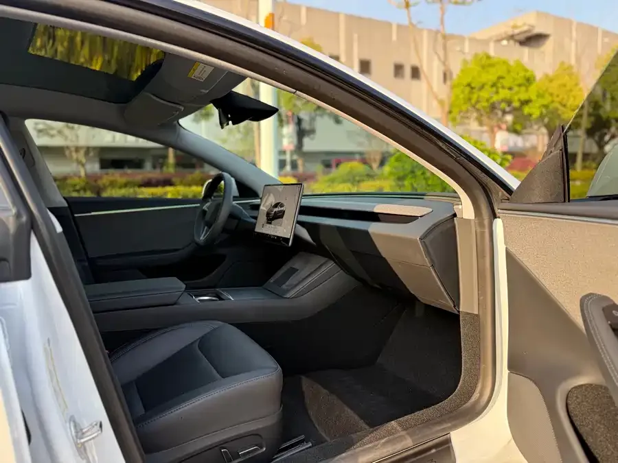 Tesla Model 3 Model 3 2023 rear-wheel drive version 2024 — миниатюра 3