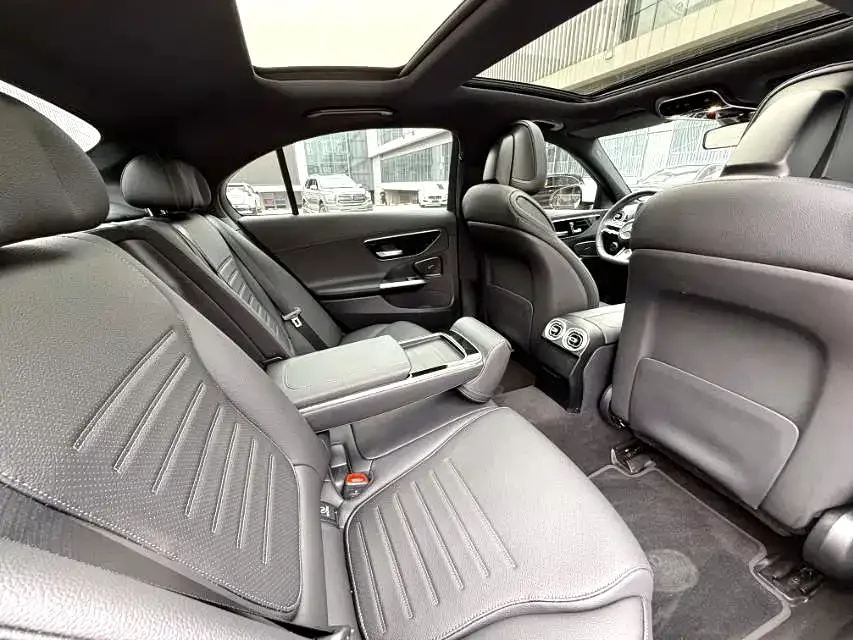 Mercedes-Benz Class C Mercedes-Benz C-Class 2024 C 260 L Sports Edition 2024 — миниатюра 3