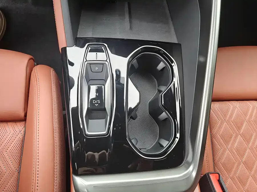 Audi Q5L 2026 2.0T Exclusive Edition for Million Users 2026 — миниатюра 3