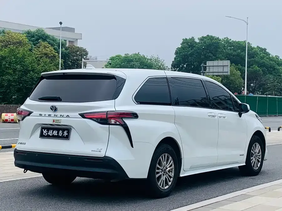 Toyota Sienna SIENNA 2023 2.5L Hybrid Comfort Edition 2024 — миниатюра 2