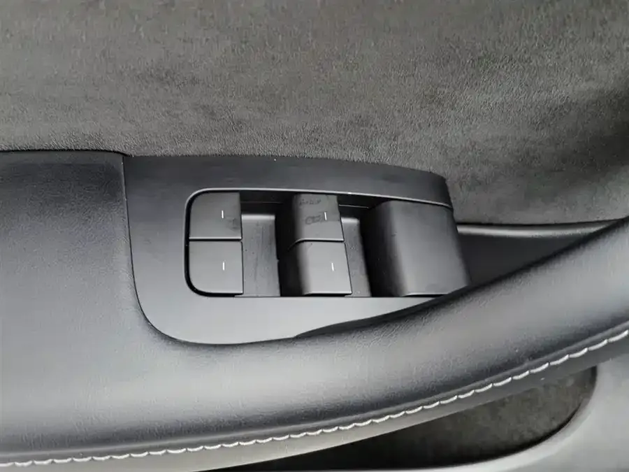 Tesla Model Y Model Y 2024 rear-wheel drive version 2024 — миниатюра 3