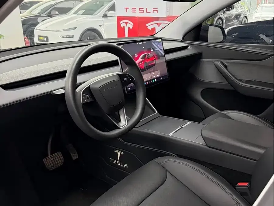 Tesla Model Y Model Y 2025 rear-wheel drive version 2025 — миниатюра 3