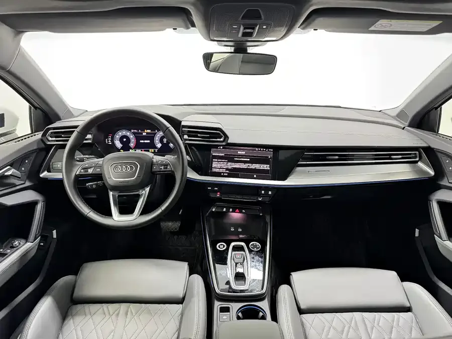 Audi A3 2025 Sportback 35TFSI Flying Spur Premium Edition 2025 — миниатюра 3