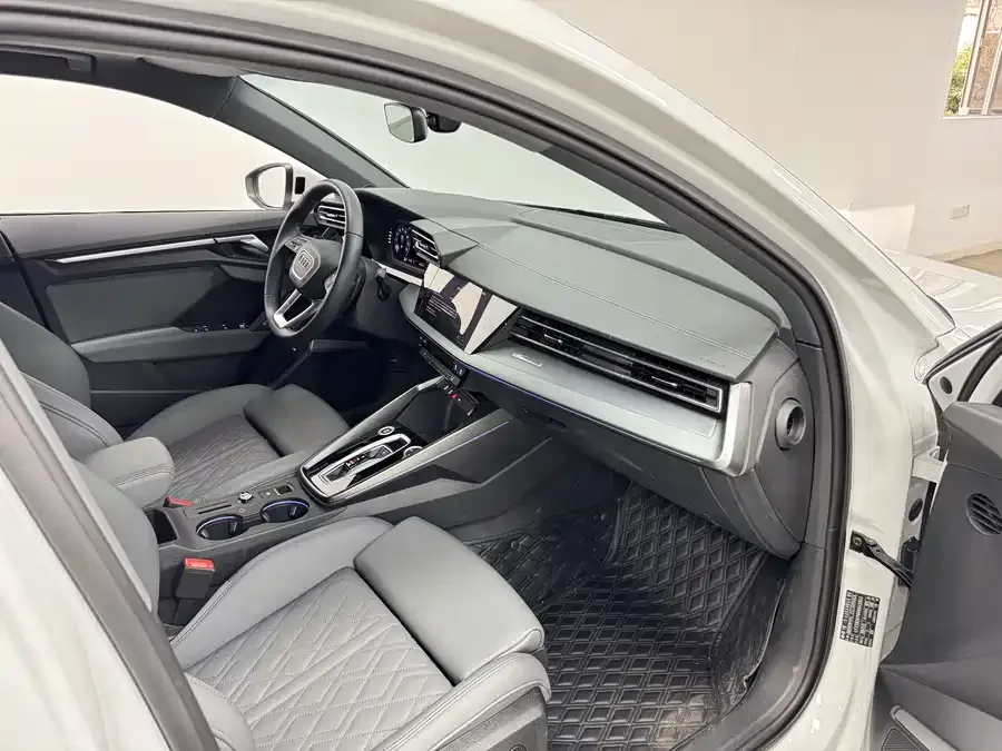 Audi A3 2025 Sportback 35TFSI Flying Spur Premium Edition 2025 — миниатюра 4