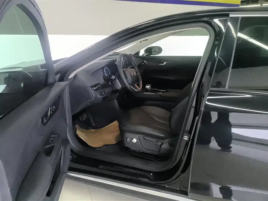 Hongqi E-QM5 Hongqi E-QM5 2021 online appointment charging basic version 5 seats 2023 — миниатюра 3