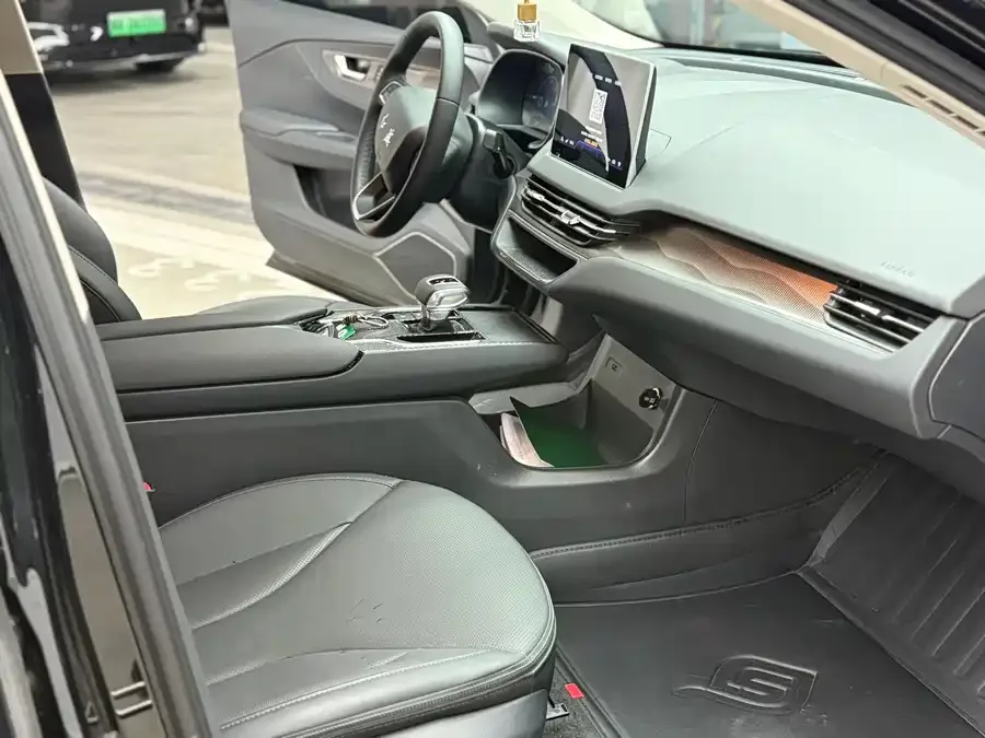 Hongqi E-QM5 Hongqi E-QM5 2024 450km Travel Edition 2024 — миниатюра 2