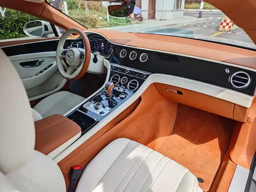 Bentley Continental 2024 Continental 4.0T GT V8 2024 — миниатюра 3