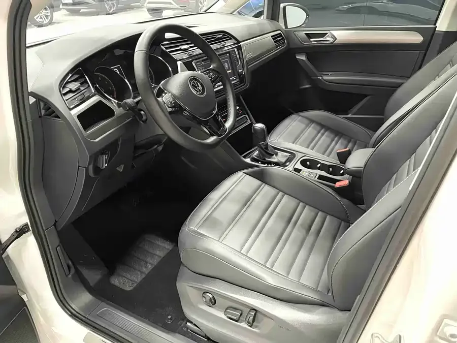 Volkswagen Touran 2022 Touran L 280TSI DSG 6-seater version 2022 — миниатюра 2