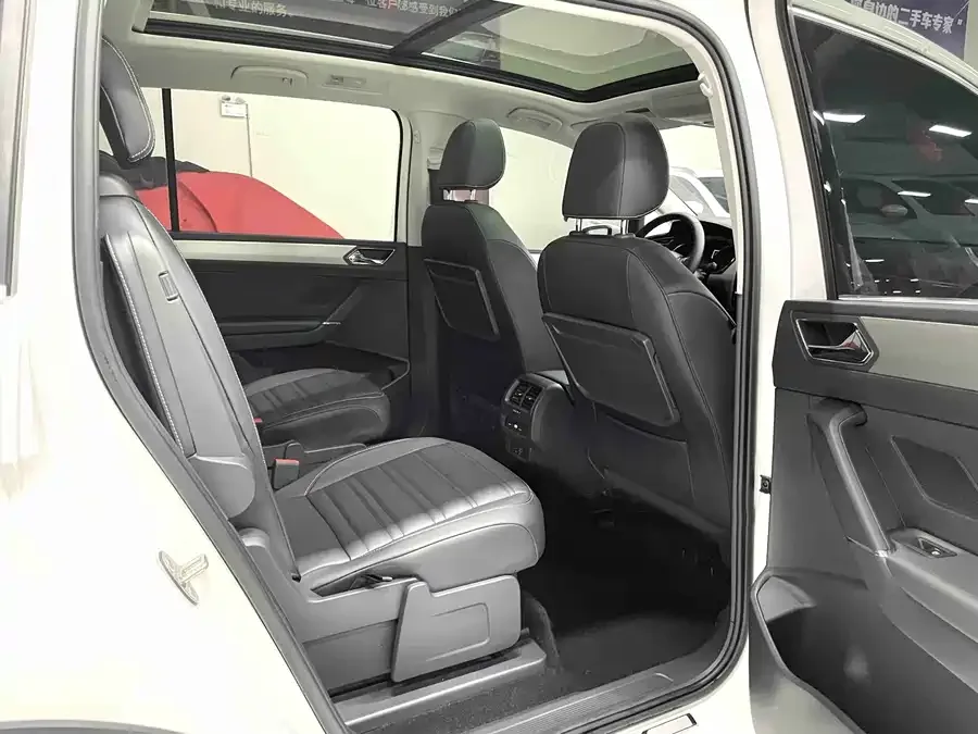 Volkswagen Touran 2022 Touran L 280TSI DSG 6-seater version 2022 — миниатюра 4
