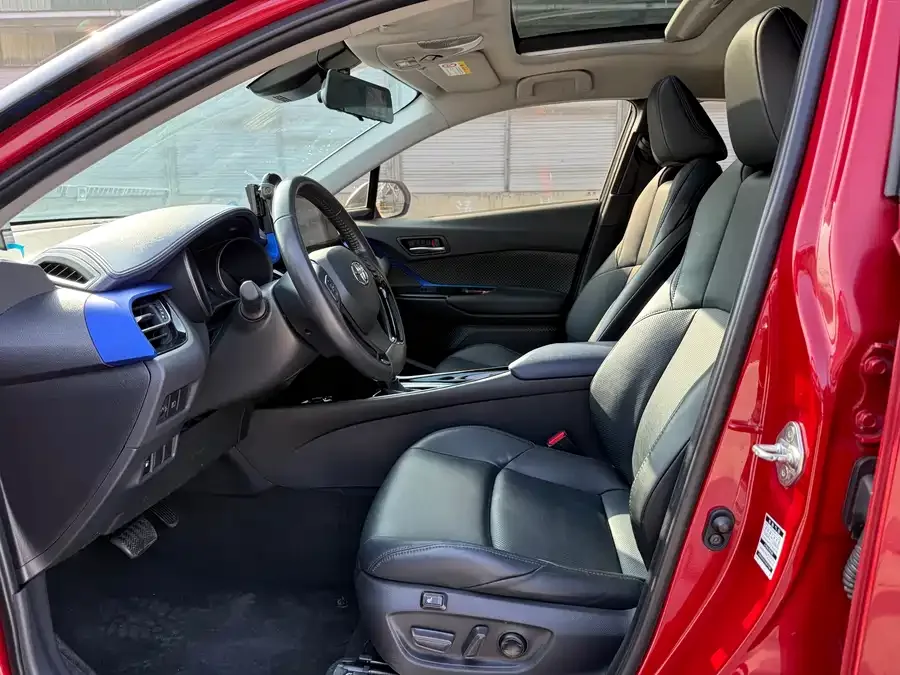 Toyota C-HR 2021 2.0L Luxury Edition 2022 — миниатюра 4