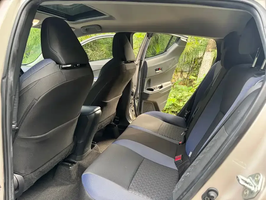 Toyota C-HR 2022 Dual Engine 2.0L E-CVT Comfort Edition 2023 — миниатюра 4