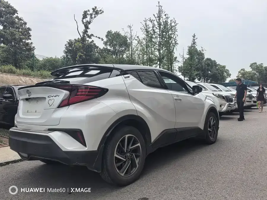 Toyota C-HR 2021 2.0L Luxury Edition 2022 — миниатюра 4