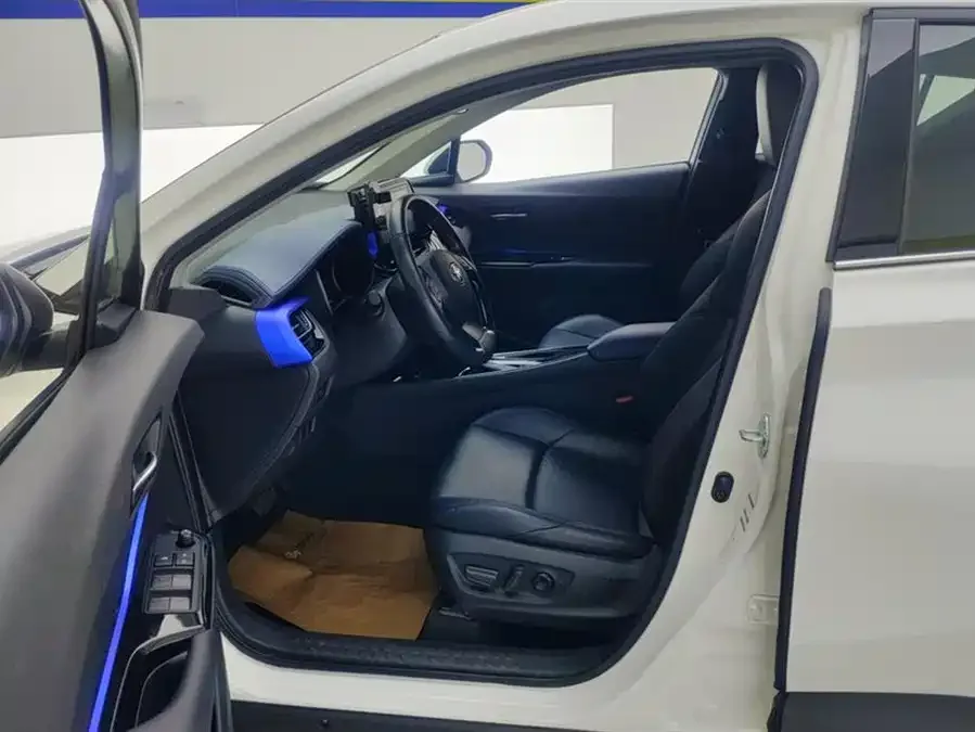 Toyota C-HR 2021 2.0L Luxury Edition 2023 — миниатюра 3