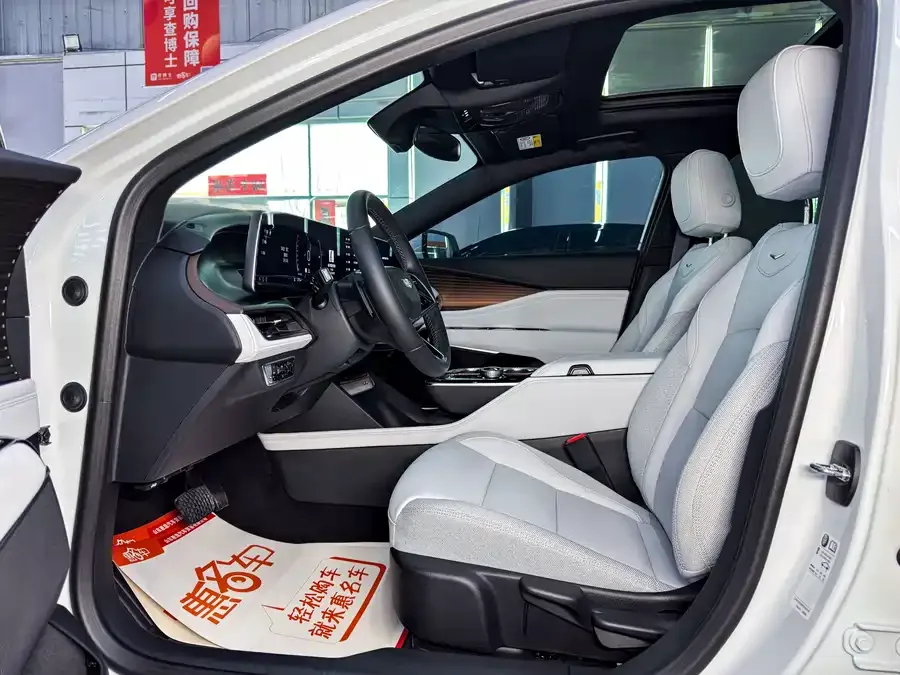 Cadillac GT4 2023 25T Fashion Edition 2025 — миниатюра 2
