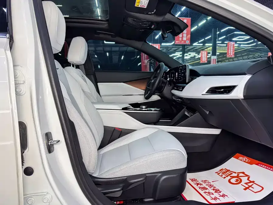 Cadillac GT4 2023 25T Fashion Edition 2025 — миниатюра 3