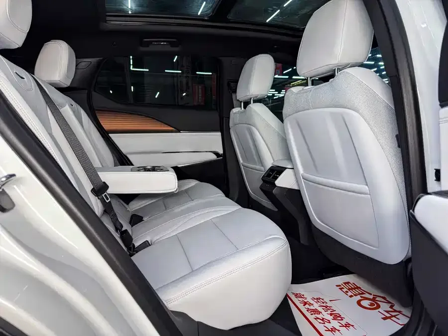 Cadillac GT4 2023 25T Fashion Edition 2025 — миниатюра 4