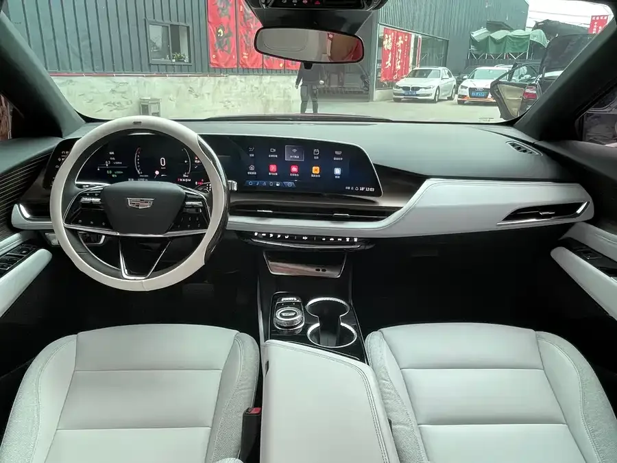 Cadillac GT4 2023 25T Fashion Edition 2024 — миниатюра 2