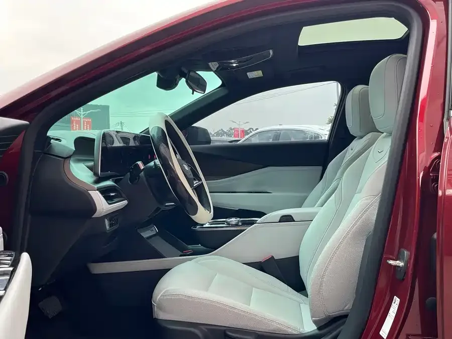 Cadillac GT4 2023 25T Fashion Edition 2024 — миниатюра 4