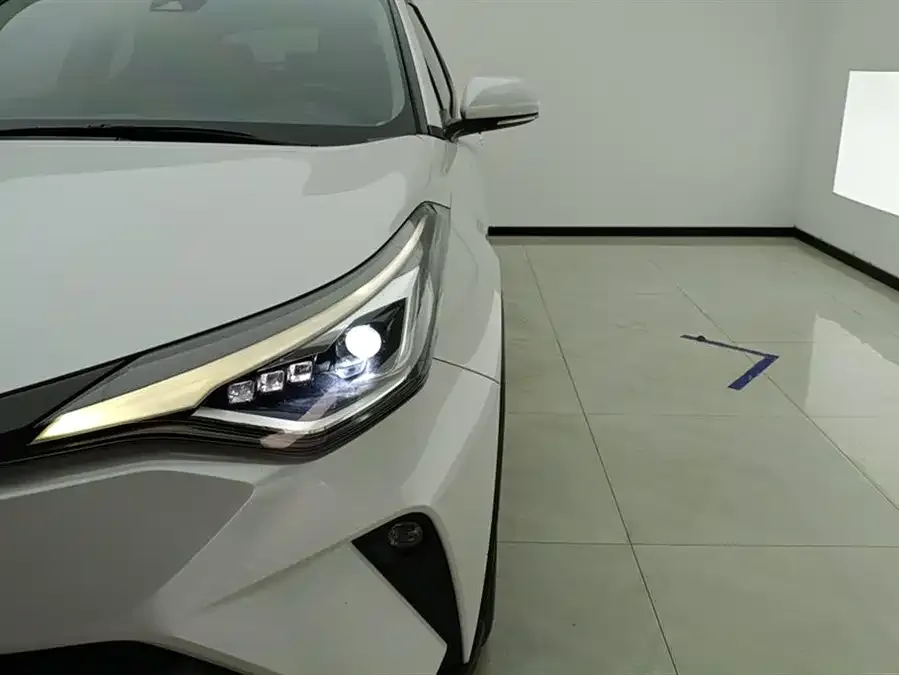 Toyota C-HR 2021 2.0L Luxury Edition 2022 — миниатюра 5